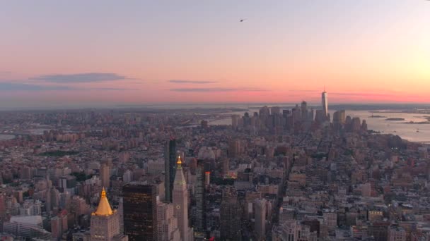 航空写真 帝国状態の建物のニューヨーク市のスカイラインの壮大な夕日の黄金色に輝くから劇的なビュー 現代企業の建物およびビジネス地区のガラスの高層ビル — ストック動画