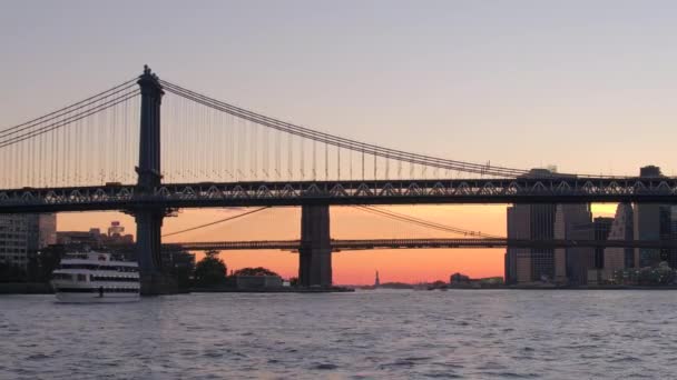 Ustanawiającego Strzał Sylwetka Kultowego Mostu Manhattan Brooklyn Bridge Złoty Zachód — Wideo stockowe