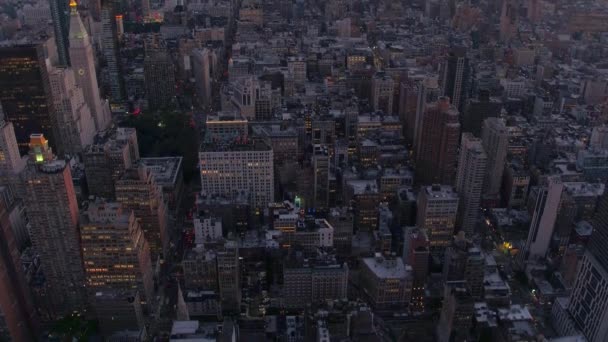 Antenn Dramatisk Utsikt Över New Yorks Stadssilhuett Och Trafikljus Som — Stockvideo