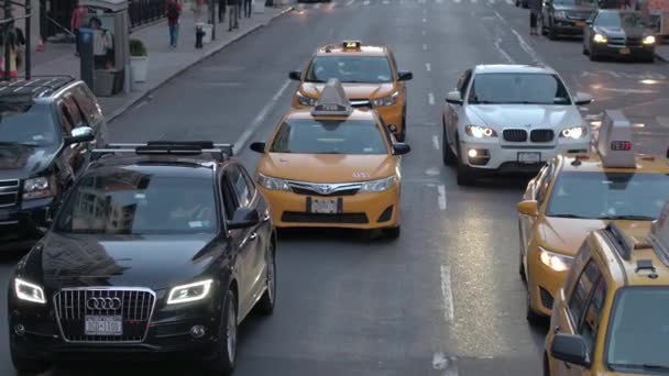 Nueva York Septiembre 2016 Coches Taxis Amarillos Atrapados Atascos Las — Vídeo de stock