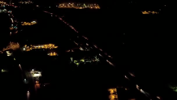 Helikopteraufnahmen Aus Der Luft Überfliegen Einer Vielbefahrenen Nachts Beleuchteten Autobahn — Stockvideo