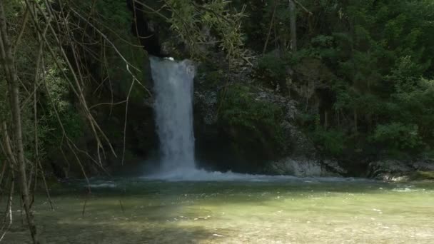 Närbild Extreme Pro Paddlare Kajakpaddling Raging Whitewater River Tvätt Rocky — Stockvideo