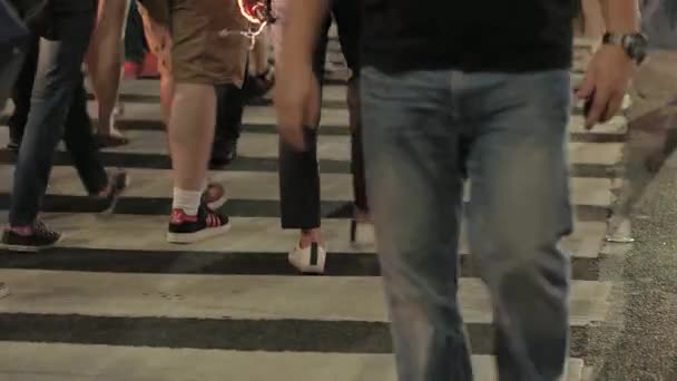 美国纽约 9月28日 在大城市的行人过路处 人们的腿在傍晚的高峰时段行走 大都市的群众每天都在迁徙和上下班 — 图库视频影像