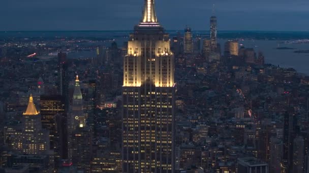 Zdjęcia Lotnicze Heli Close Przelatujące Słynnego Empire State Building Niskich — Wideo stockowe