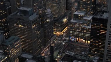 Işıklarla yaktı geçmiş hava Heli Shot: uçan Chrysler Binası modern ofis binaları yukarıda yükselen ve meşgul gün batımından sonra kalabalık New York sokakları. İnşaat çukurunda sanayî için