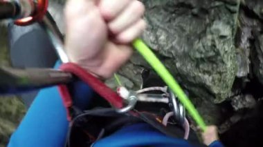 POV, Close Up: ip ve ipini aygıt kullanarak tehlikeli dikey kayalık dağ duvar azalan aşırı profesyonel dağcı. Tanınmayan kişi abseiling derin dar geçit ve ıslak dik kaya yüzüne kapalı