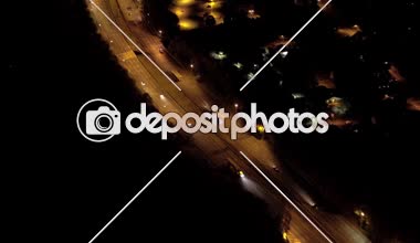 Hava Heli Shot: meşgul dolu geceleri otomobil ışıkları ile aydınlandı Rating karayolu üzerinde uçan. Seyahat otomobil, yarı nakliye, taşıt ekspres banliyö köy geçmiş boyunca sürüş kamyonlar