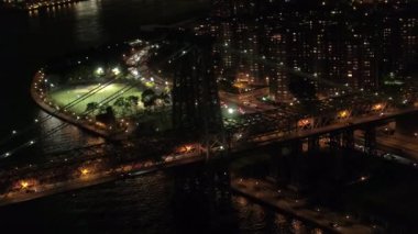 Hava Heli Shot: gece tarihi Williamsburg Köprüsü Manhattan bir yerleşim bölgesinde küçük Almanya mahalle New York'ta önde gelen alev aldı. Meşgul karayolu çalışmaya commuting araçların tam
