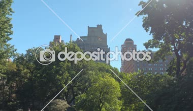 Düşük görüş açısı: Uçağı Amerika Birleşik Devletleri New York City Island uçan unutulmaz yolculuğa turist dolu. Uçak havaalanına seyahat jet, Central Park'tan görüntülemek