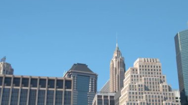 Düşük görüş açısı, Close Up: Mavi gökyüzü güzel 120 Wall Street binalar birkaç aksiliklere karşı çağdaş cam gibi gökdelenler çevrili ile temizleyin. New York şehir manzarası gün güneşli yaz