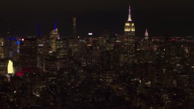 Hava Heli Shot, Copyright bedava: Empire State Binası, Chrysler Binası ve Times Meydanı gökdelenin üst Manhattan ikonik manzarası. New York City ile bulanık ve silinen logotype gece