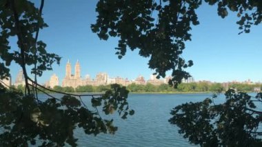 Güzel Jacqueline Kennedy Onassis ile lüks daireler içinde Manhattan Upper West Side 300 Batı Central Park'da konut bina bakan rezervuar yeşil Central Park'ta açığa ağaç dalları