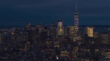 Hava Heli atış kadar yakın uçan ünlü landmarked gökdelenler karanlıkta parlayan güneş battıktan sonra aşağı Manhattan finans bölgesine doğru. Ofis binaları ve lüks condominiums New York'ta