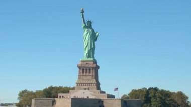 Yakın: İkonik Özgürlük Anıtı, New York Limanı, Manhattan, NYC özgürlük ulusal anıt heykeli. Girmek için turistler sırasında bekleyen kalabalık. Muhteşem heykel fotoğrafını çekmek insanlar