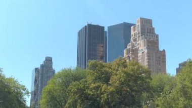 Düşük görüş açısı, Close Up: Yüksek binalar, lüks Emlak, ofisler, Trump International Hotel ve kule, modern cam gibi gökdelenler Midtown Manhattan, New York City'deki Central Park'tan görüntüleyin
