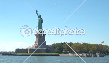 Yakın: İkonik Özgürlük Anıtı - özgürlük ulusal anıt Özgürlük Adası'New York Limanı, Nyc heykeli. Kalabalık bir fotoğraf çekmek ve muhteşem bakır heykel toplama turist