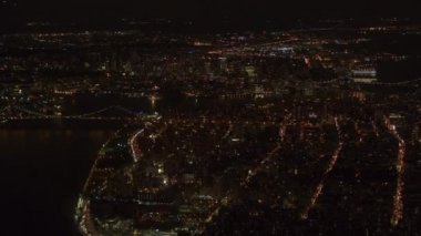 Hava Heli Shot, kurulması Shot: New York City Williamsburg Köprüsü üzerinde uçan, Brooklyn borough ve Staten Island doğru seyir East Village ve küçük Almanya mahalle geceleri alev aldı.