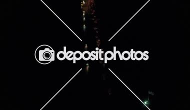 Hava Heli Shot: otomobil farlar ve arka ışıkları ile gece aydınlandı meşgul Amerikan Eyaletlerarası karayolu üzerinde uçan. Seyahat otomobil, yarı nakliye, taşıt otoyol sürüş kamyonlar