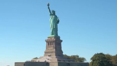 Yakın: İkonik Özgürlük Anıtı - özgürlük ulusal anıt Özgürlük Adası'New York Limanı, Nyc heykeli. Kalabalık bir fotoğraf çekmek ve muhteşem bakır heykel toplama turist