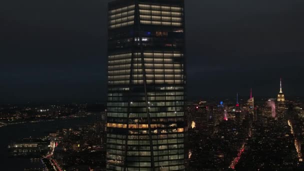 ニューヨーク アメリカ 2016 航空ヘリ ショット近くを飛んでタイムズ スクエアに向けてダウンタウン マンハッタン ニューヨーク市の象徴的な つ世界貿易センター ミッドタウンで暗闇の中で光る — ストック動画
