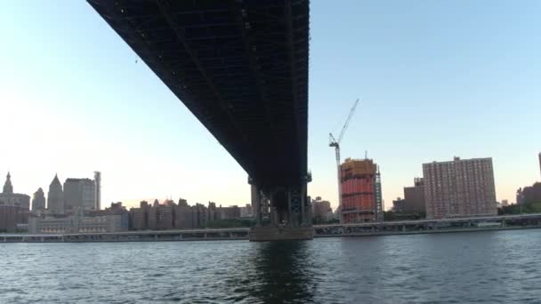 Niski Kąt Widzenia Close Zwiedzanie Rejs East River Wzdłuż Panoramę — Wideo stockowe