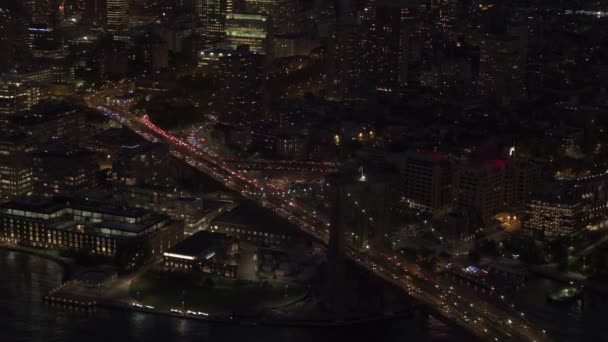 空中ヘリ ショット 表示商標 自動車交通がラッシュアワーで象徴的なブルックリン橋を渡って動くライトアップ灯不思議な夏の夜にニューヨーク市で 通勤の人々 — ストック動画