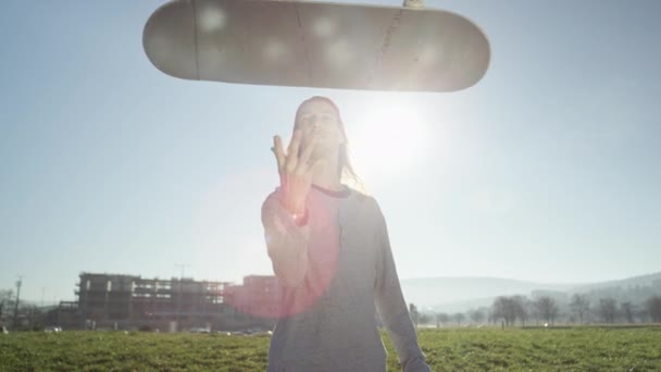 Zeitlupe Nahaufnahme Dof Cooler Lächelnder Skateboarder Der Spaß Daran Hat — Stockvideo