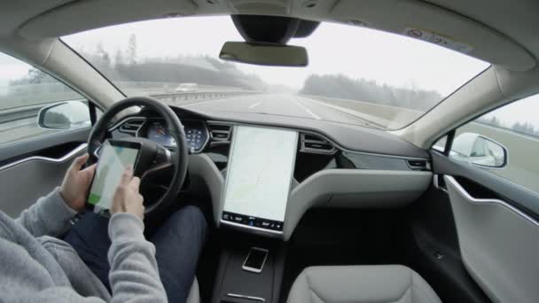 自律車 2017 高級テスラモデル 自律電気自動車自己運転空のハイウェイを使用して自動システム 認識できないドライバー タブレットにモバイル ゲームをプレイ — ストック動画