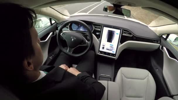 Autonomes Auto Februar 2017 Jungunternehmer Der Mit Einem Tesla Luxusauto — Stockvideo