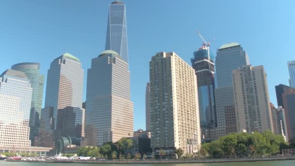 豪华滨江公寓大厦与1世贸大厦在背景俯瞰哈德逊河在阳光明媚纽约市在曼哈顿市中心 观光天际巡航纽约 — 图库视频影像