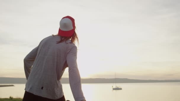 Slow Motion Close Dof Joven Con Camisa Rota Tira Las — Vídeo de stock