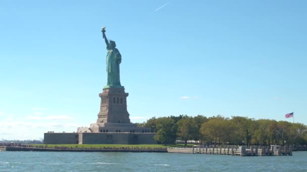 クローズ アップ 象徴的なレディ リバティ ニューヨーク港 ニューヨーク リバティ島の国定公園自由の女神像 写真を撮ると壮大な銅の彫刻に群がる観光客の群衆 — ストック動画