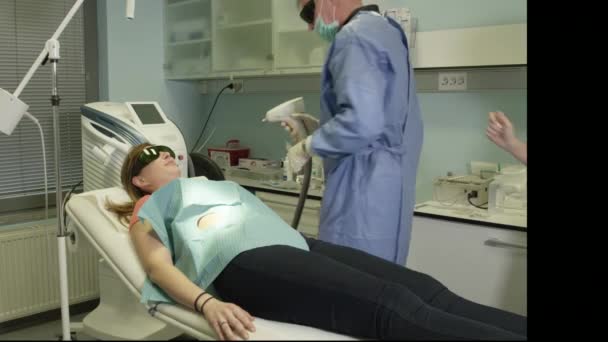 Close Jonge Vrouwelijke Patiënt Met Laser Molverwijdering Procedure Gedaan Prive — Stockvideo