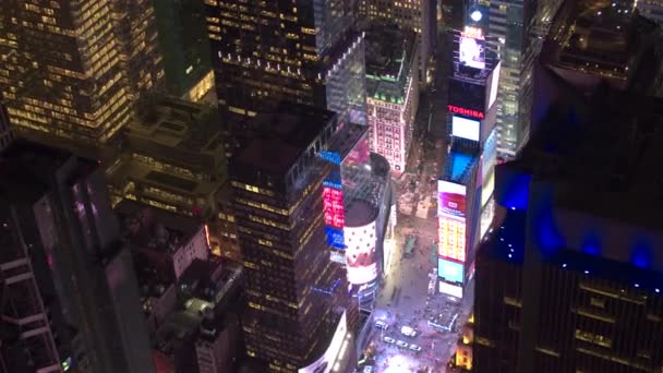 Letecký snímek Heli, Close Up: Létající kolem jasně osvětlené Paramount budovy na honosné barva Times Square v New York City. Rušné křižovatce umění a obchod s elektrickým, neonové a světelné reklamy