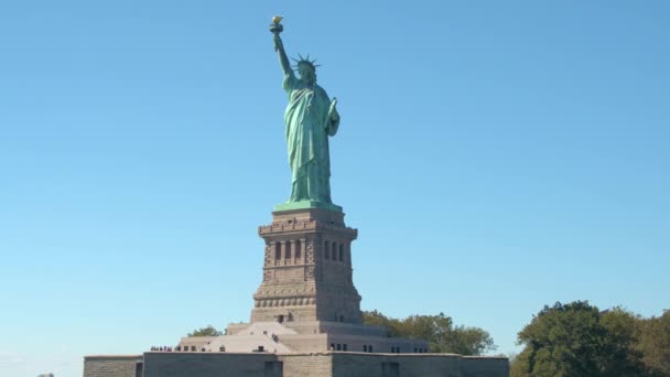 Aus Nächster Nähe Die Ikonische Freiheitsstatue Das Freiheitsdenkmal Auf Der — Stockvideo