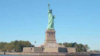 Yakın: İkonik Özgürlük Anıtı, New York Limanı, Manhattan, NYC özgürlük ulusal anıt heykeli. Girmek için turistler sırasında bekleyen kalabalık. Muhteşem heykel fotoğrafını çekmek insanlar