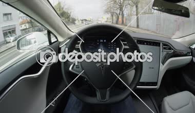 Özerk araba-4 Şubat 2017: Kentsel sokaklarda direksiyon Self-driving Tesla Model S otomatik pilot. Tüm elektrik özerk araç sistemi şehrin yerel yolda sürücü olmadan gezinme