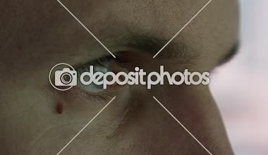 Kadar yakın, makro: Tanınmayan işadamı ve satış müdürü multitasking sütun grafikler ve finansal büyüme, analiz pasta tablolar arasında satış istatistikleri ve veri raporları. Monitör yansıtan gözler