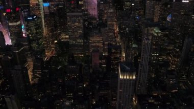 New York, ABD - 23 Eylül 2016: Aydınlık Times Square arasında yüksek camsı gökdelenler alacakaranlıkta havadan görünümü. Çağdaş gökdelenler ve kat mülkiyeti binaları geceleri parlayan