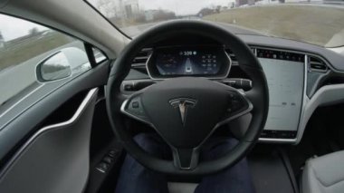 Özerk araba - 4 Şubat 2017: güvenli mesafeyi karayolu üzerinde direksiyon Self-driving Tesla Model S otomatik pilot. Tüm elektrik özerk araç sistemi karayolunda sürücü olmadan gezinme