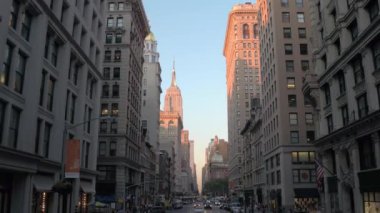 Ny City şehir Manhattan iş bölgesinde ikonik Empire State Binası uzak, çağdaş ofis binaları, yüksek camlı gökdelenler, daire ve daire blokları geçmiş sürüş