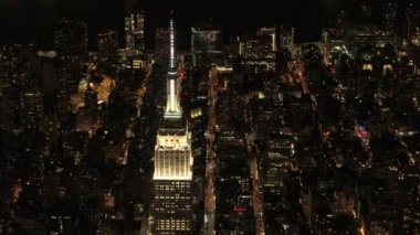 Hava Heli Shot: paralel caddeler ve kavşaklar, konut condominiums ve ofis binaları Midtown Manhattan, New York City gece aydınlandı yukarıda uçan. Metropolis'te yol altyapı