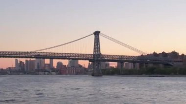 Hyperlapse: Doğu Nehri seyir Williamsburg köprüsüne bakan konut, daire, apartman kule ve gökdelen Manhattan'ın aşağı Doğu Yakası blokları doğru