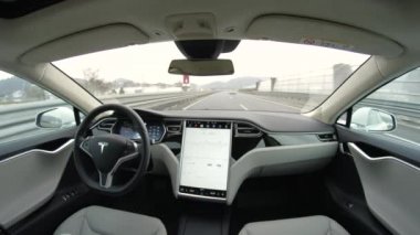 Tesla özerk Araba, Şubat 2017: kesinlikle özerk kendi kendine sürüş otomatik pilot Tesla Model S Sürücüsüz araba ile sonraki gen ultrasonik sensörler, fotoğraf makinesi ve paralı karayolu boyunca sürüş radarları