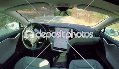 Tesla özerk Araba, Şubat 2017: Kesinlikle özerk kendi kendine sürüş Tesla Model S araba ile sonraki gen ultrasonik sensörler, fotoğraf makinesi ve radarları. Bir trully Sürücüsüz araç boş koltuk ve sürücü yok