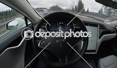 Tesla özerk Araba, Şubat 2017: direksiyon tutun ve kontrol altına almak için bir sürücü talep, otoyol girmeden Self-driving Tesla Model S araba otomatik pilot. Autosteer sürücü dikkat gerektirir