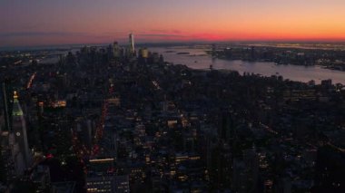 Anteni, kurulması Shot: Empire State Binası New York şehir manzarası görünümünden gece çarpıcı. Manhattan şehir merkezi iş bölgesine ve yoğun trafik yoğun kalabalık arabalarla sokakları gece karanlığında