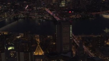 Hava Heli Shot, hayır görünür ticari markalar: ikonik Brooklyn ve Manhattan köprü üzerinden hareket otomobil trafik ışıkları ile büyülü yaz gecesi New York'ta aydınlandı. İnsanlar çalışmak için seyahat