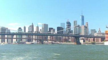 Doğu Nehri üzerindeki ikonik görünümü içinde belgili tanımlık geçmiş noktadan şehir merkezindeki Manhattan Nyc skyline ile Manhattan ve Brooklyn Köprüsü. Mavi gökyüzü karşı ünlü modern cam gibi gökdelenler temizleyin