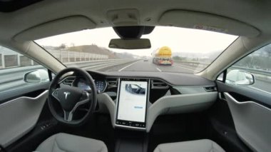 Özerk araba - 2 Şubat 2017: kesinlikle özerk kendi kendine sürüş otomatik pilot Tesla Model S Sürücüsüz araba ile sonraki gen ultrasonik sensörler, fotoğraf makinesi ve meşgul otoyol sürüş radarları
